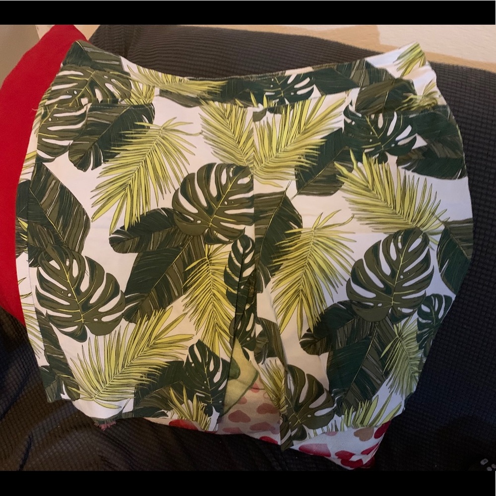 Super cute Tropical print walking shorts